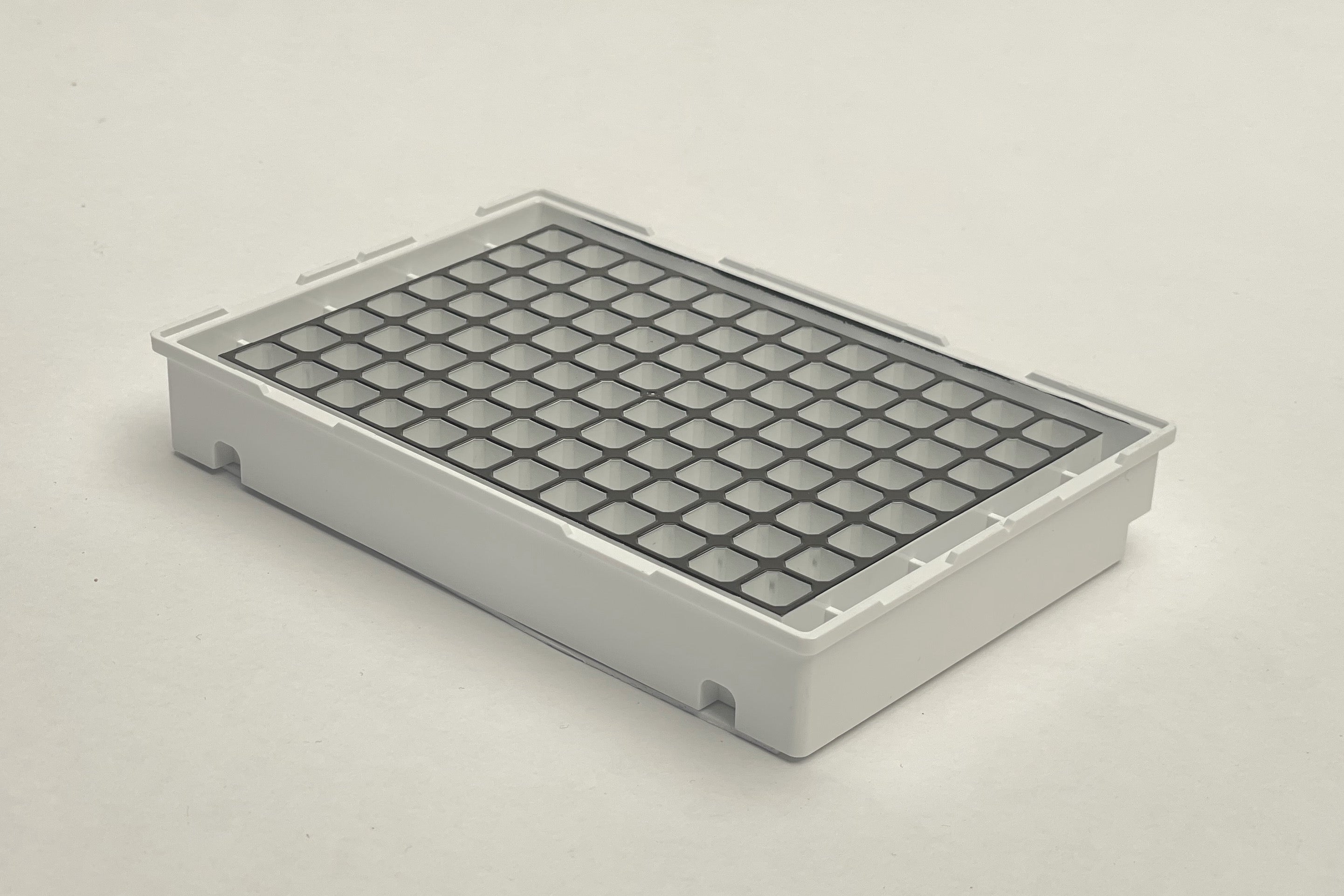 Polystyrene greyish-white square 96-half-deepwell microplates with a transparent bottom