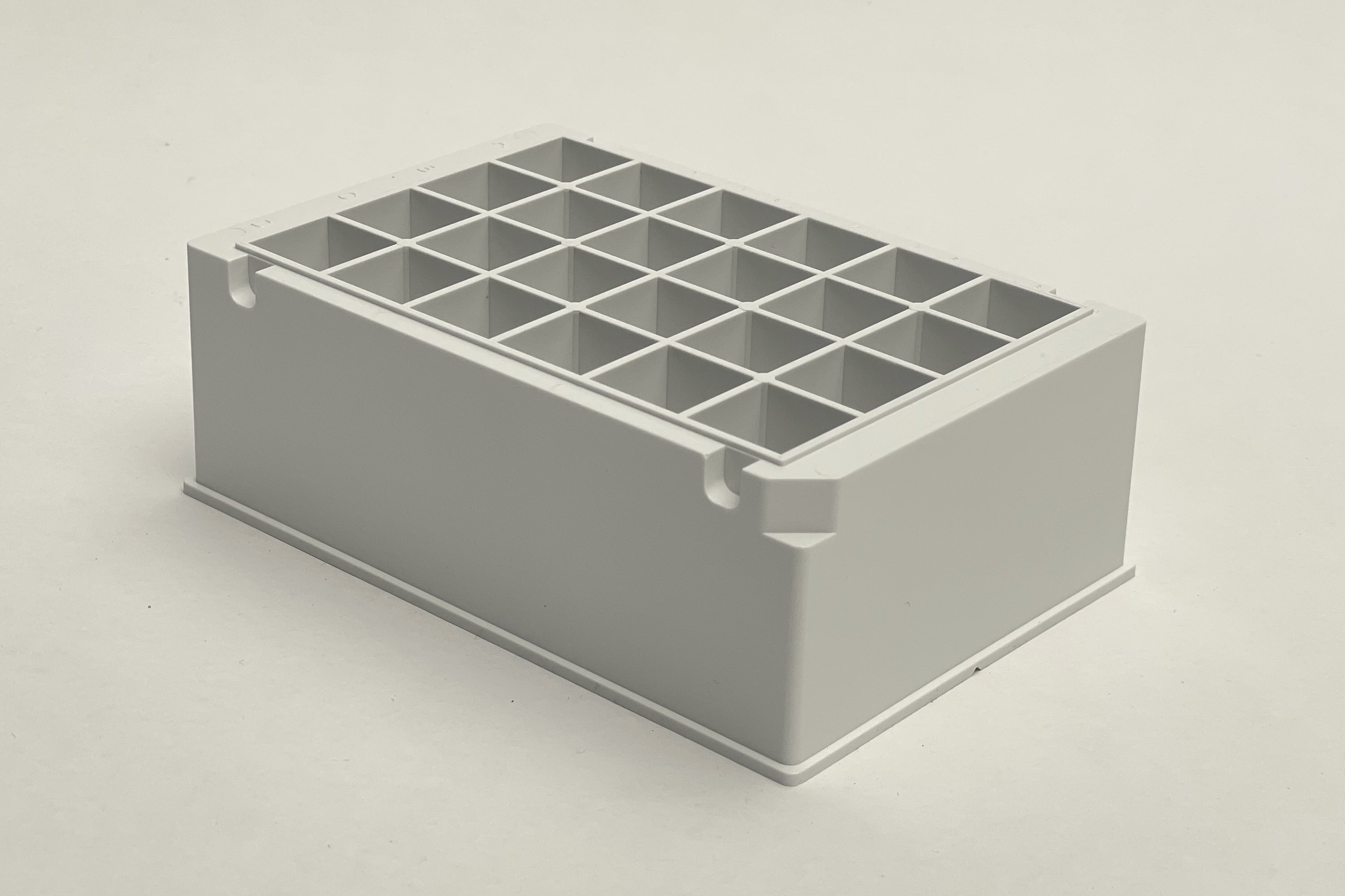Polystyrene greyish-white square 24-deepwell microplates with a transparent bottom