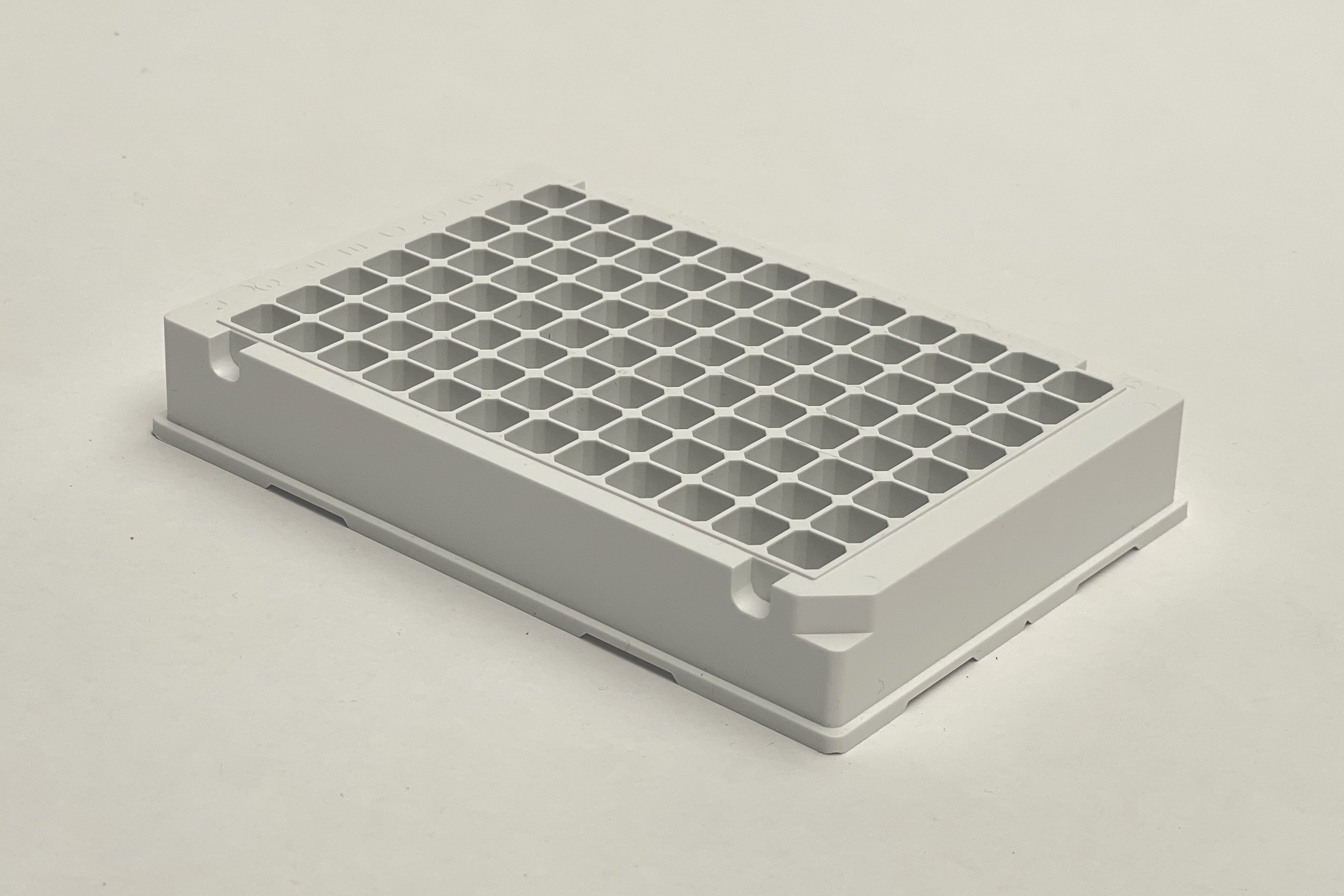 Polystyrene greyish-white square 96-half-deepwell microplates with a transparent bottom