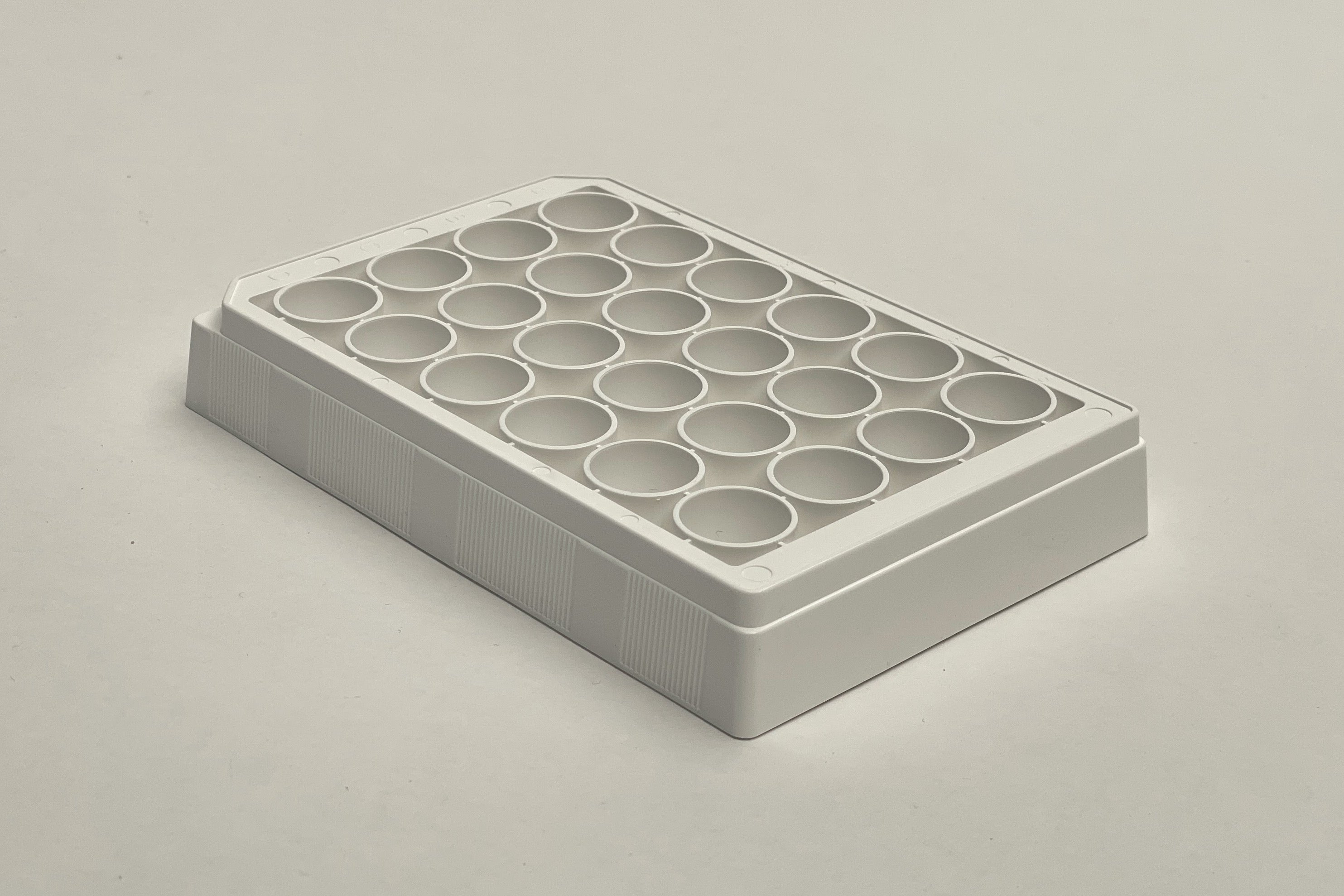 Polystyrene white round 24-well microplates with a transparent bottom and polystyrene lid