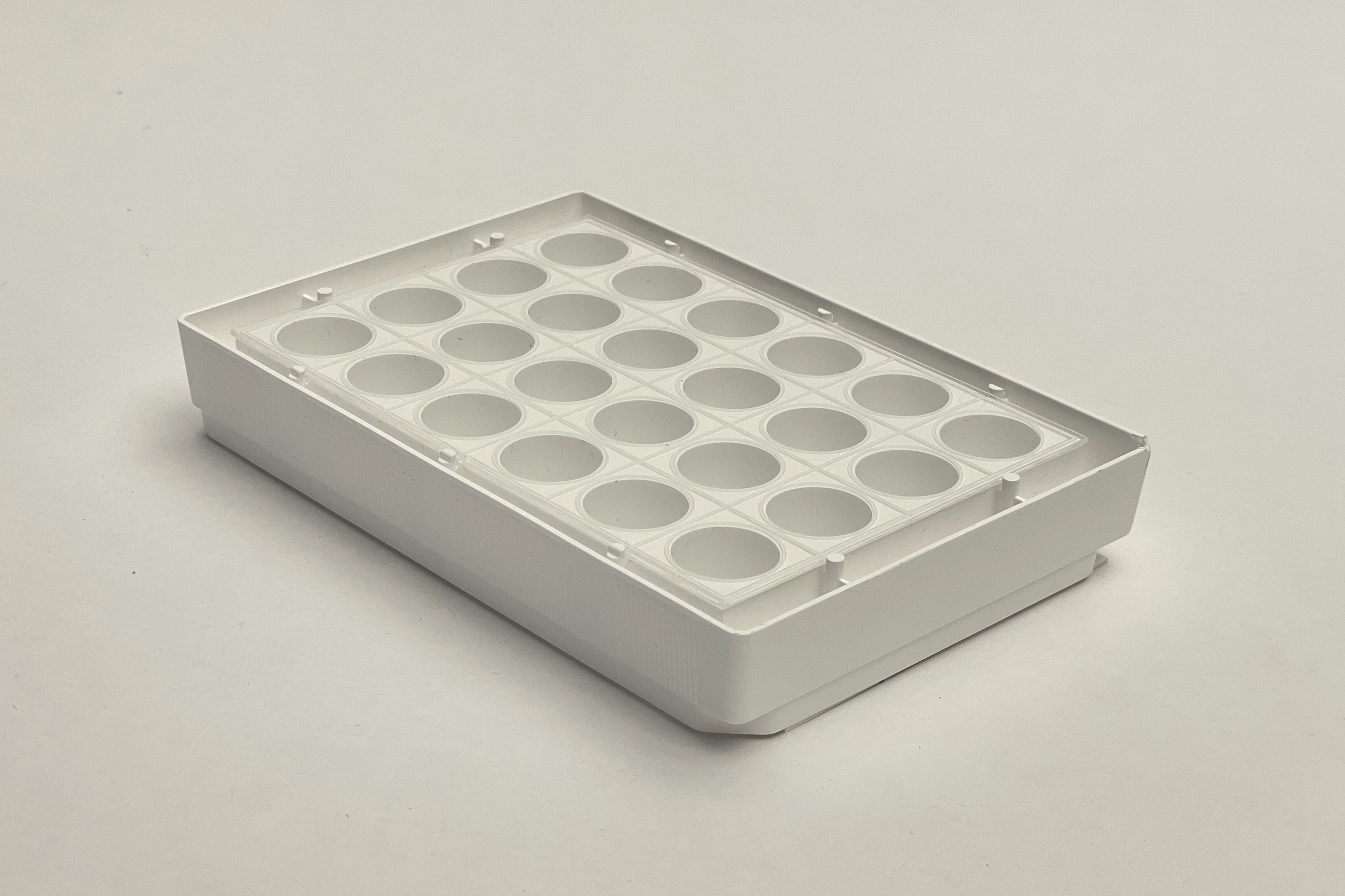 Polystyrene white round 24-well microplates with a transparent bottom and polystyrene lid