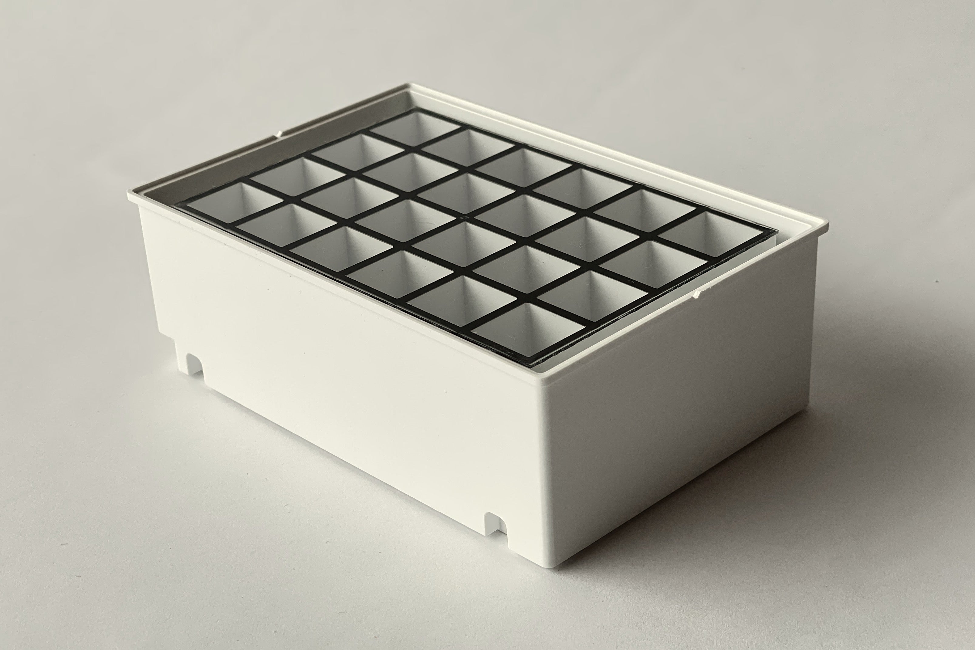 Polystyrene greyish-white square 24-deepwell microplates with a transparent bottom
